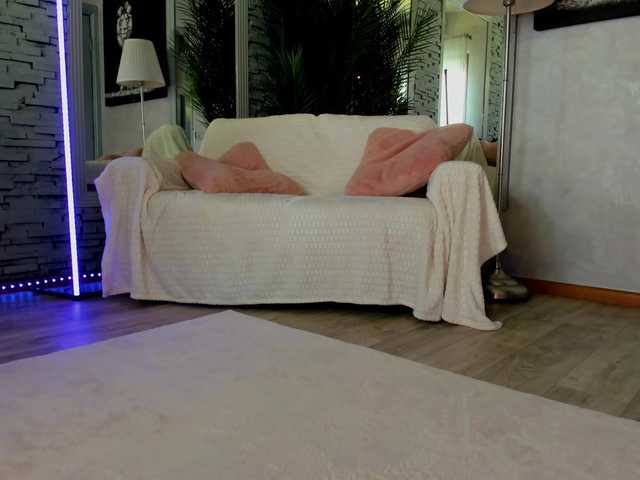 Reina-Cummings live webcam show
