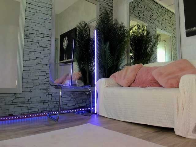 Reina-Cummings live webcam show