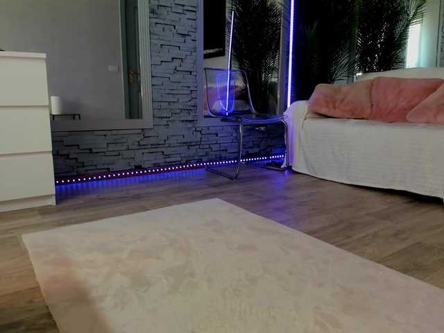 Reina-Cummings live webcam show