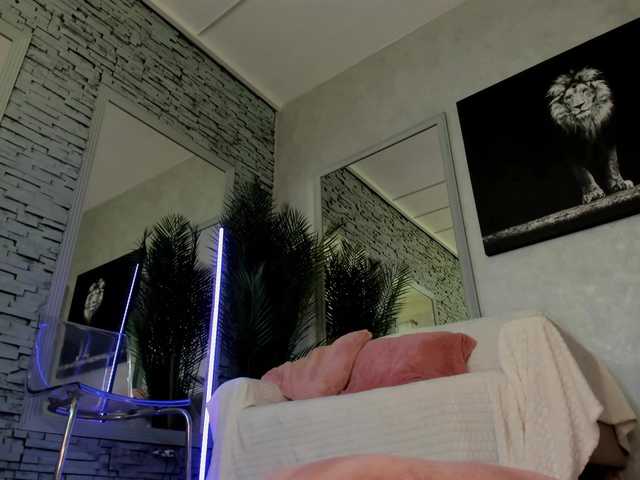 Reina-Cummings live webcam show