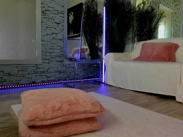 Reina-Cummings live cam on BongaCams
