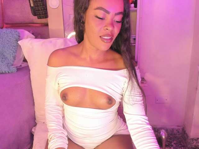 le modèle laylacarteer est en webcam porno dans un show sur le site bongacams, il possède les tags suivants: Latino/Hispanic,Brunette,Shaved