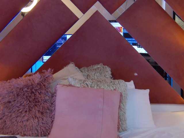 CharlotteDilucca live cam on BongaCams