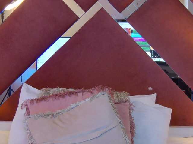 CharlotteDilucca live cam on BongaCams