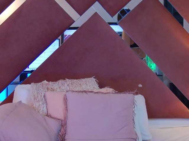 CharlotteDilucca live cam on BongaCams