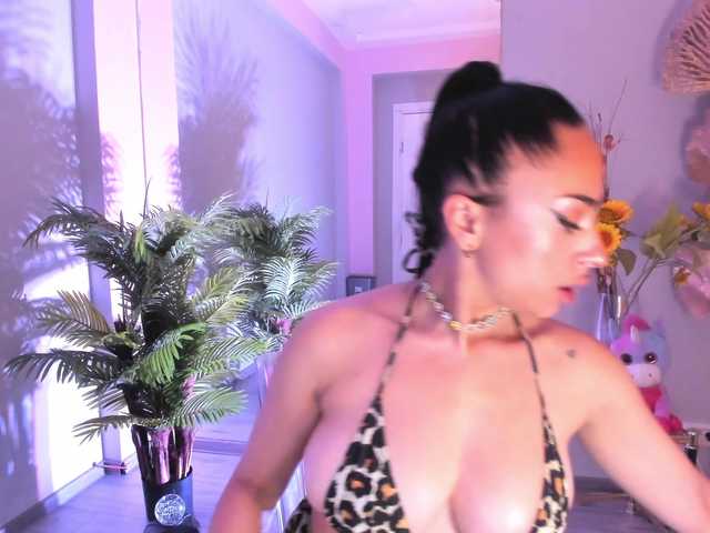 Cupcake-Izzy live cam on BongaCams