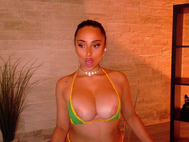 Cupcake-Izzy live cam on BongaCams
