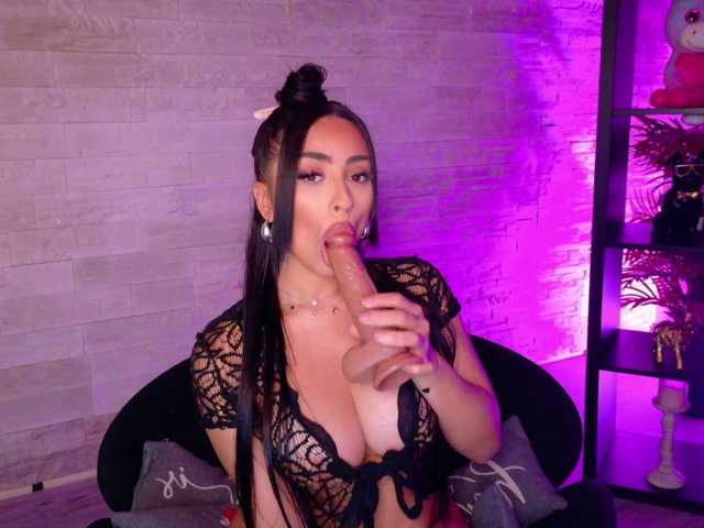 Cupcake-Izzy live cam on BongaCams