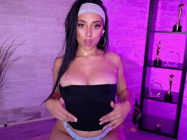 Cupcake-Izzy live cam on BongaCams