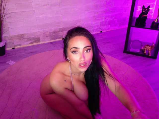 Cupcake-Izzy live cam on BongaCams