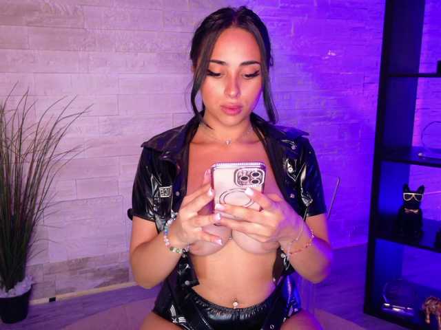 Cupcake-Izzy live cam on BongaCams