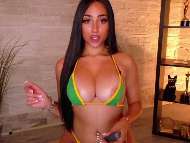 Cupcake-Izzy live cam on BongaCams