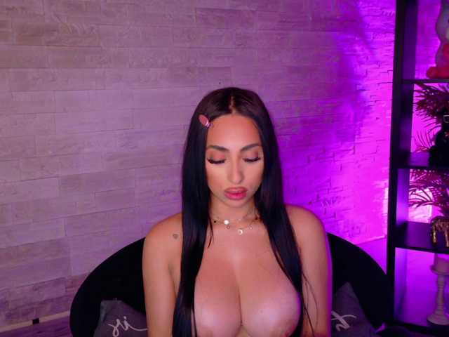 Cupcake-Izzy live cam on BongaCams