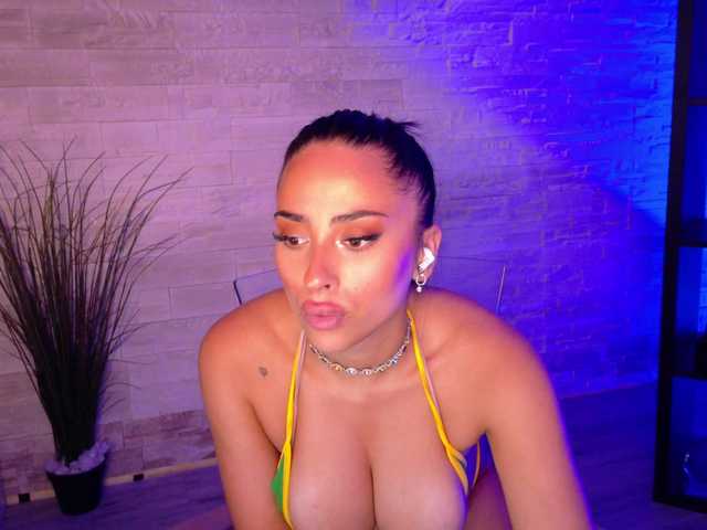 Cupcake-Izzy live cam on BongaCams