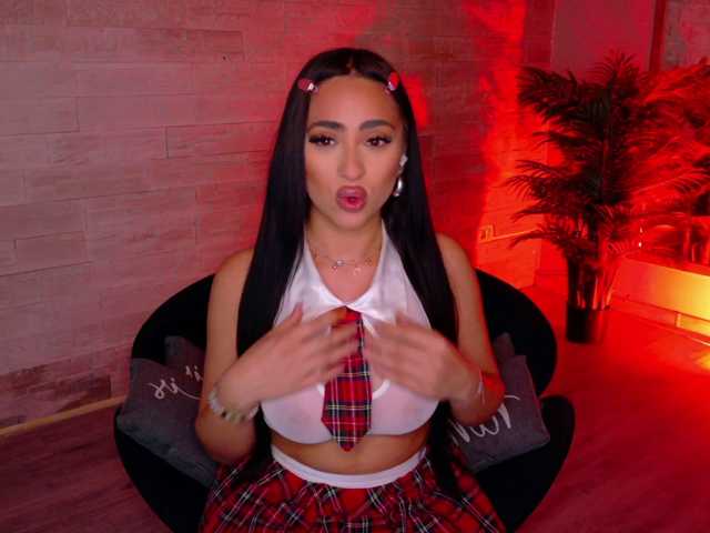 Cupcake-Izzy live cam on BongaCams