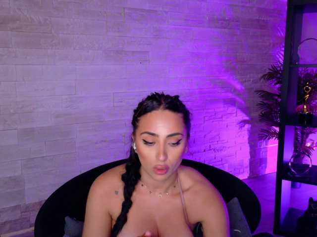 Cupcake-Izzy live cam on BongaCams