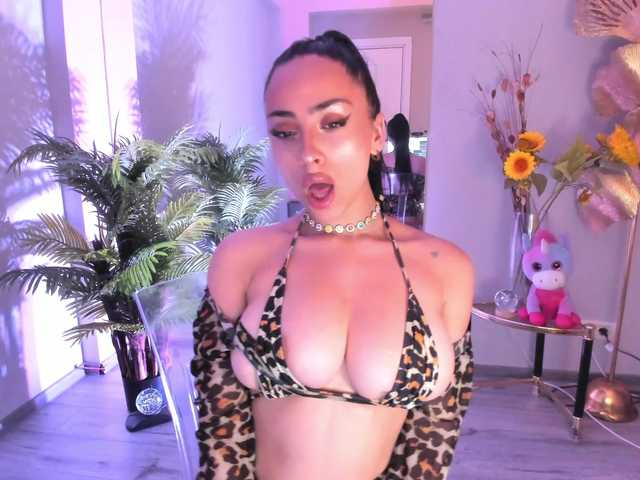 Cupcake-Izzy live cam on BongaCams