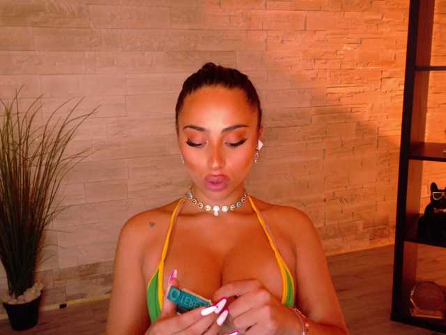 Cupcake-Izzy live cam on BongaCams