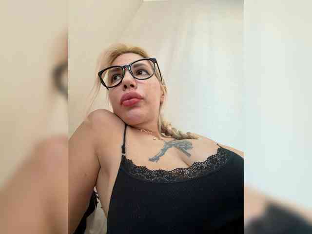 Zarinaaa webcam