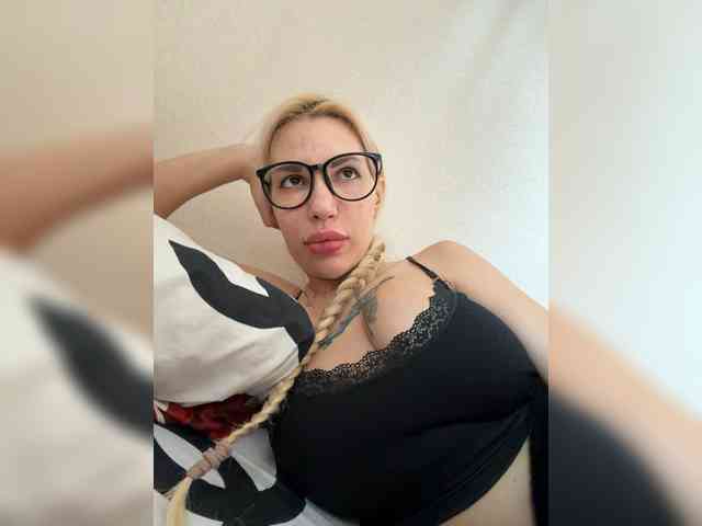 Zarinaaa webcam