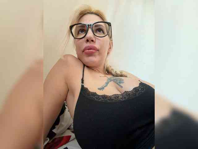 Zarinaaa webcam