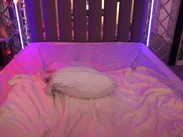 LunaLicks's BongaCams show and profile