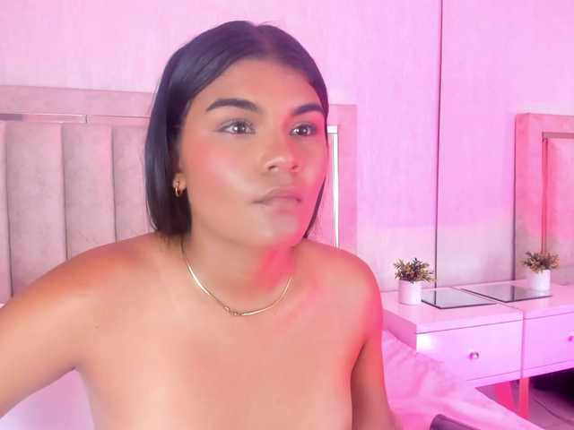 AlaiaMoretti live cam on BongaCams