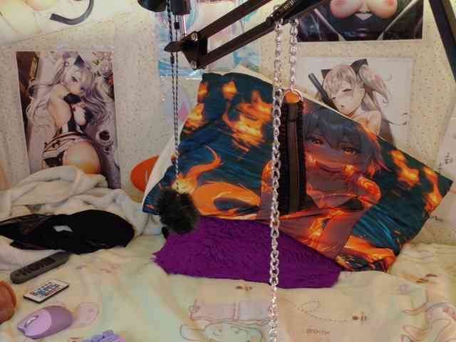 AlizeHentaiMeow webcam