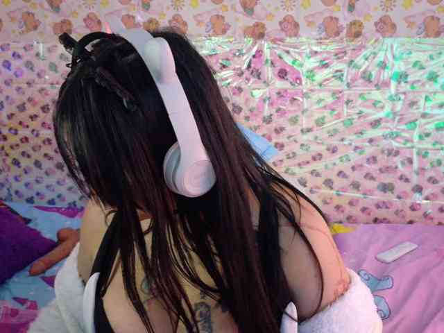 AlizeHentaiMeow webcam