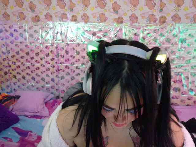 AlizeHentaiMeow webcam
