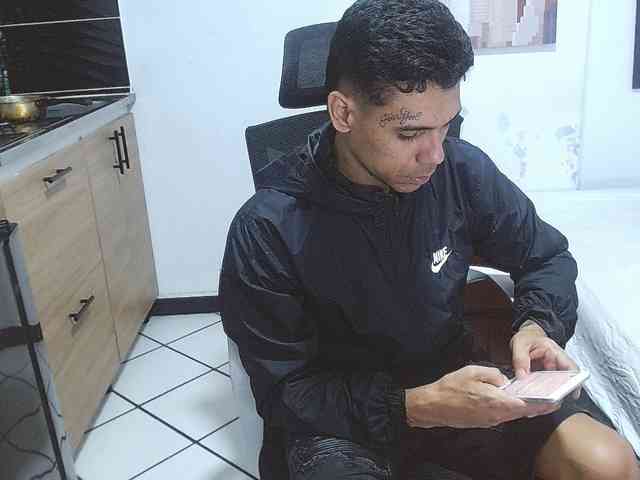Jonesjones15's cam show statistics and live stream
