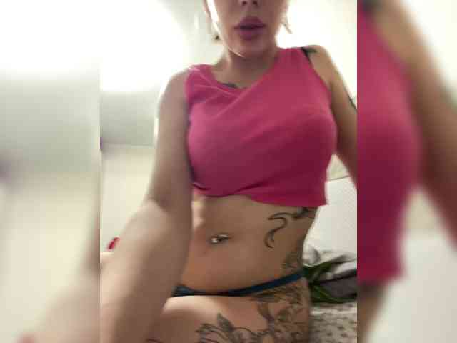 Este modelo está en vivo ahora. ChristineJackson