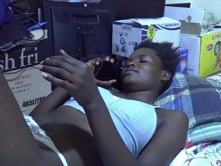 Cute-aliyah's Live Webcam