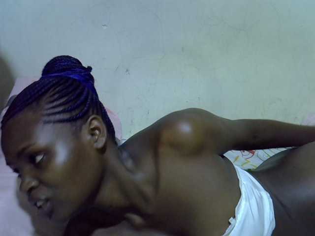 le modèle Cute-aliyah est en webcam porno dans un show sur le site bongacams, il possède les tags suivants: Ebony,Brunette,Trimmed