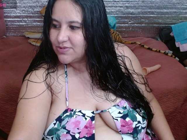 emilynessa live cam on BongaCams