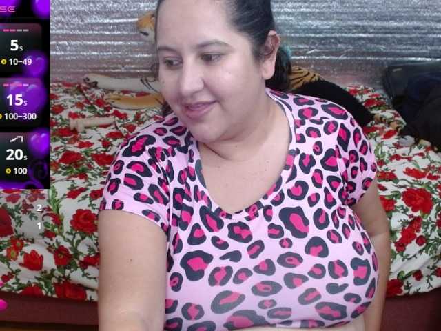 emilynessa live cam on BongaCams
