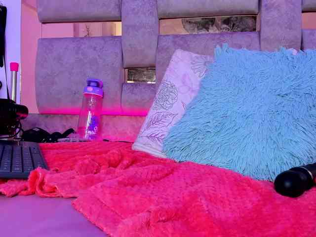 natasha-adams's live room