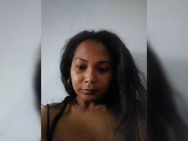 Pisouna, en vivo ahora en BongaCams