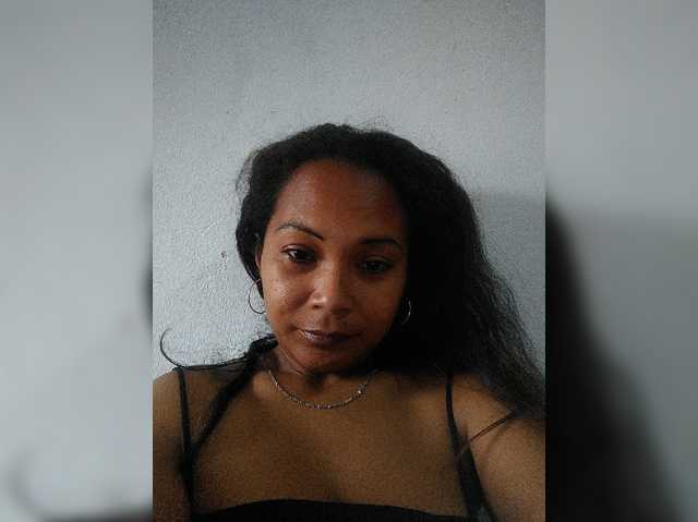 Pisouna, en directo ahora en BongaCams