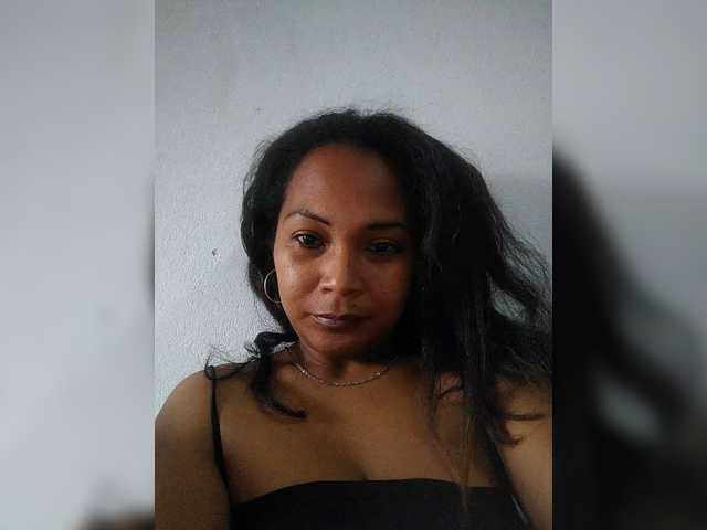 Pisouna, en vivo ahora en BongaCams