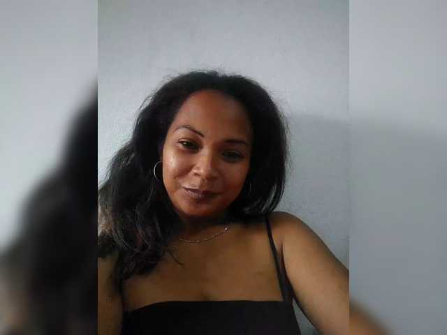 Pisouna, en vivo ahora en BongaCams