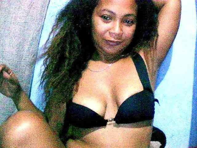 Pisouna Live Webcam on BongaCams