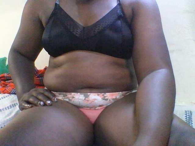 le modèle Sexxyblacky est en webcam porno dans un show sur le site bongacams, il possède les tags suivants: Ebony,Brunette,Hairy