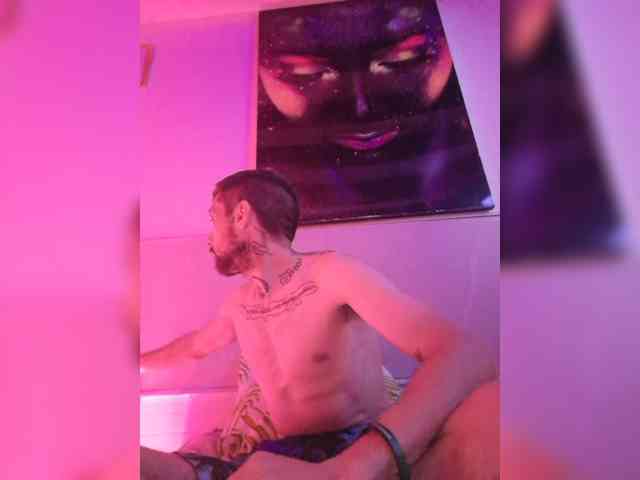POLLON22CMXXL Live Webcam on BongaCams