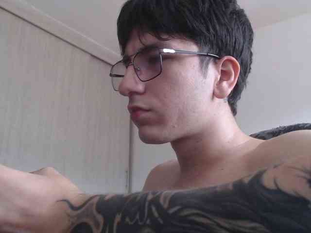 Younewmaster's cam show statistics and live stream