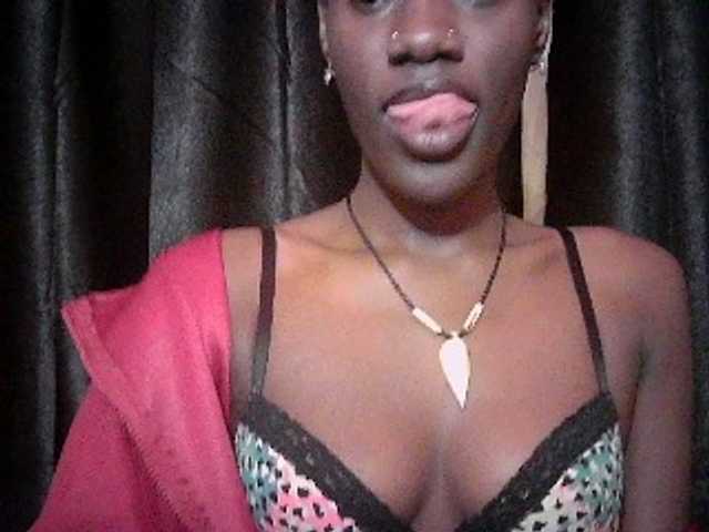 Savagetonguee live cam on BongaCams