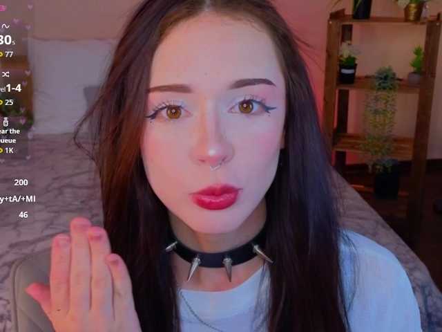 le modèle Adetta est en webcam porno dans un show sur le site bongacams, il possède les tags suivants: White/Caucasian,Brunette,Shaved