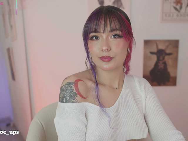 Live room thumbnail for ChloeEvans