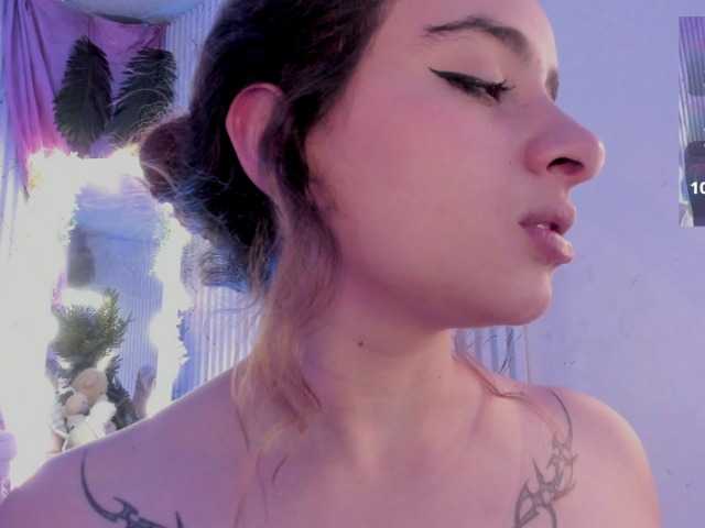 Naomy-tay1, live now on BongaCams
