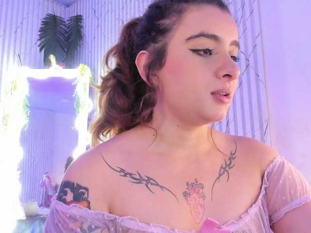 Naomy-tay1 live cam on BongaCams